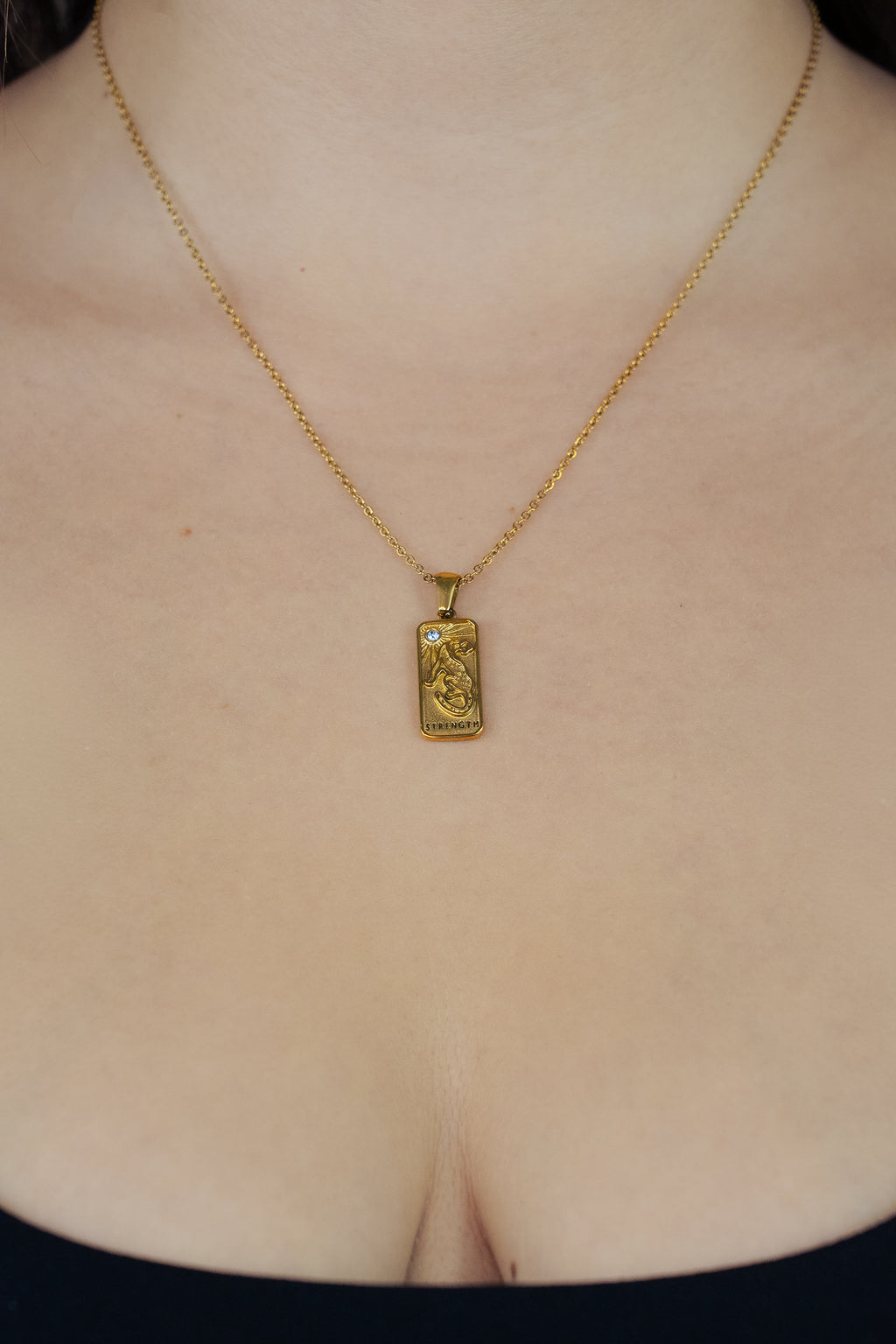 Pendentif collier spirituel Jaguar force forme carte de tarot avec pierre zircon en or sur buste de femme