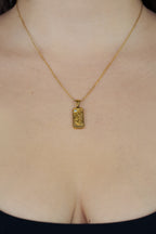 Pendentif collier spirituel Jaguar force forme carte de tarot avec pierre zircon en or sur buste de femme