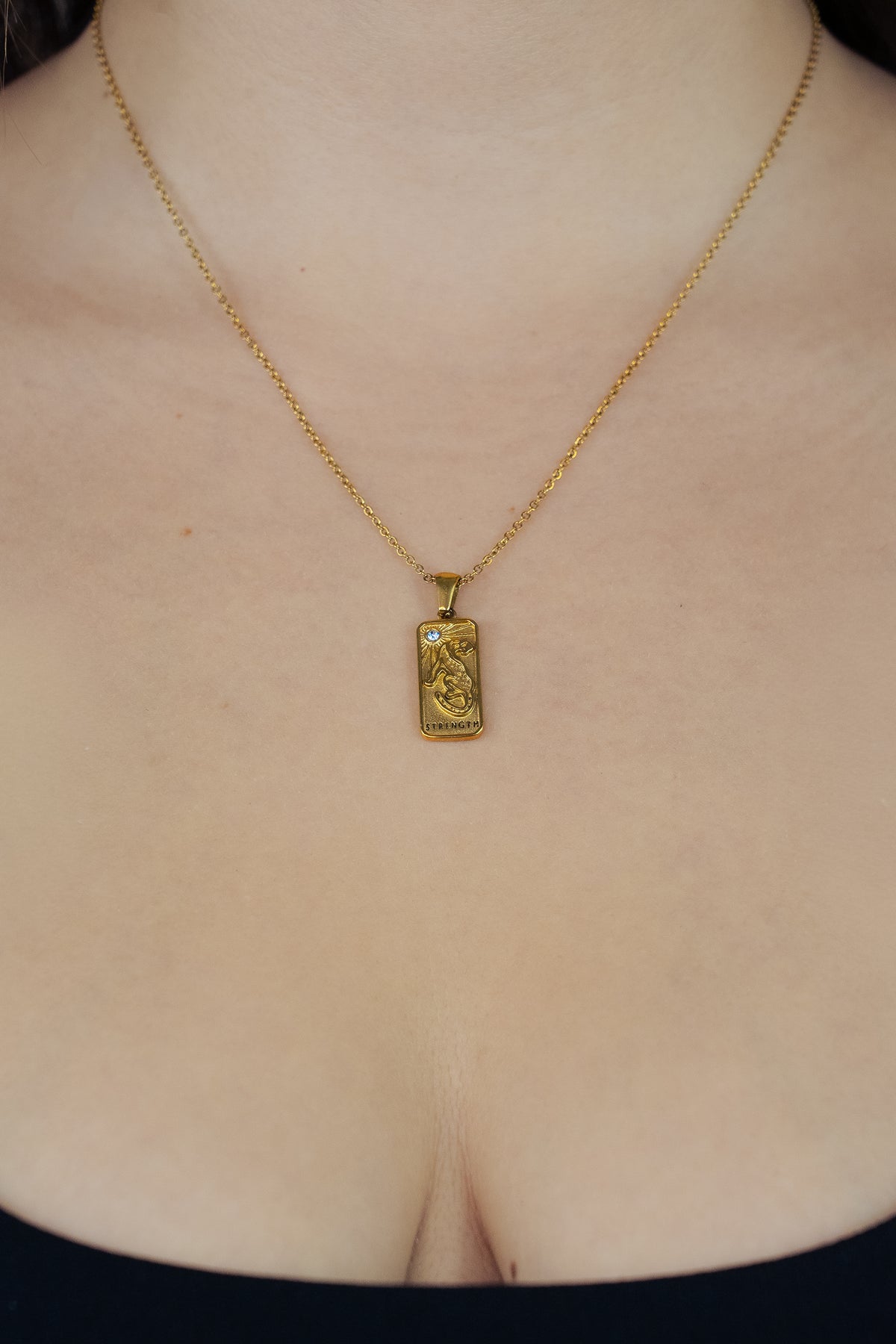 Pendentif collier spirituel Jaguar force forme carte de tarot avec pierre zircon en or sur buste de femme