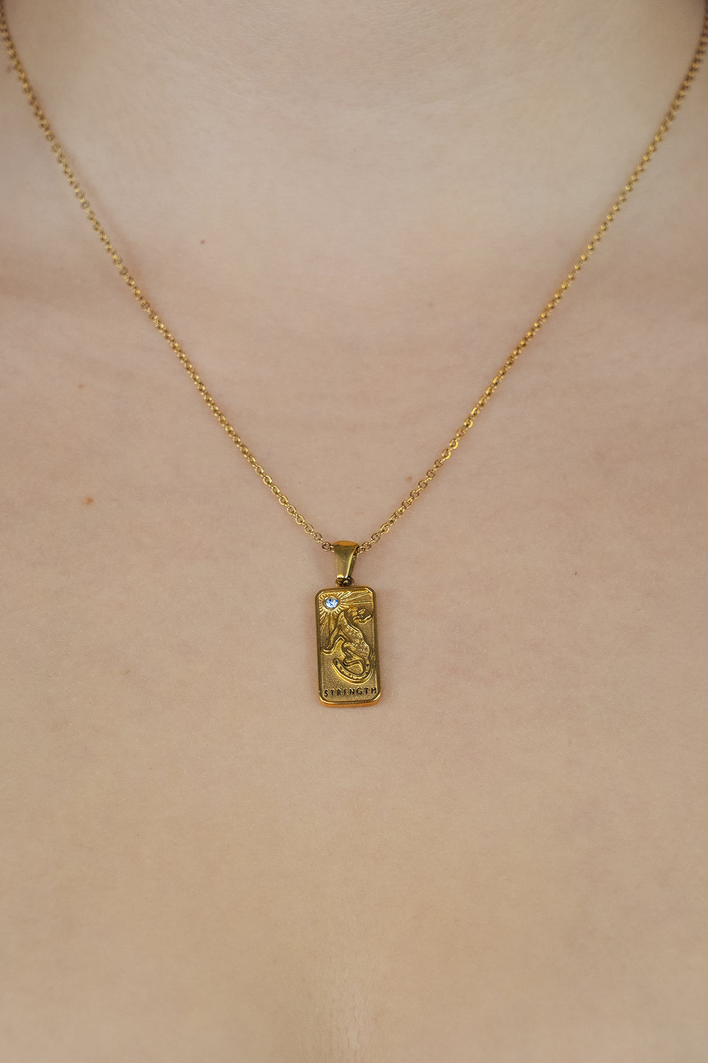 Pendentif collier spirituel Jaguar force forme carte de tarot avec pierre zircon en or sur buste de femme