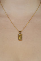 Pendentif collier spirituel Jaguar force forme carte de tarot avec pierre zircon en or sur buste de femme