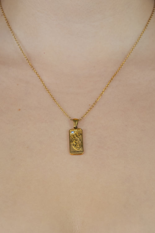 Pendentif collier spirituel Jaguar force forme carte de tarot avec pierre zircon en or sur buste de femme