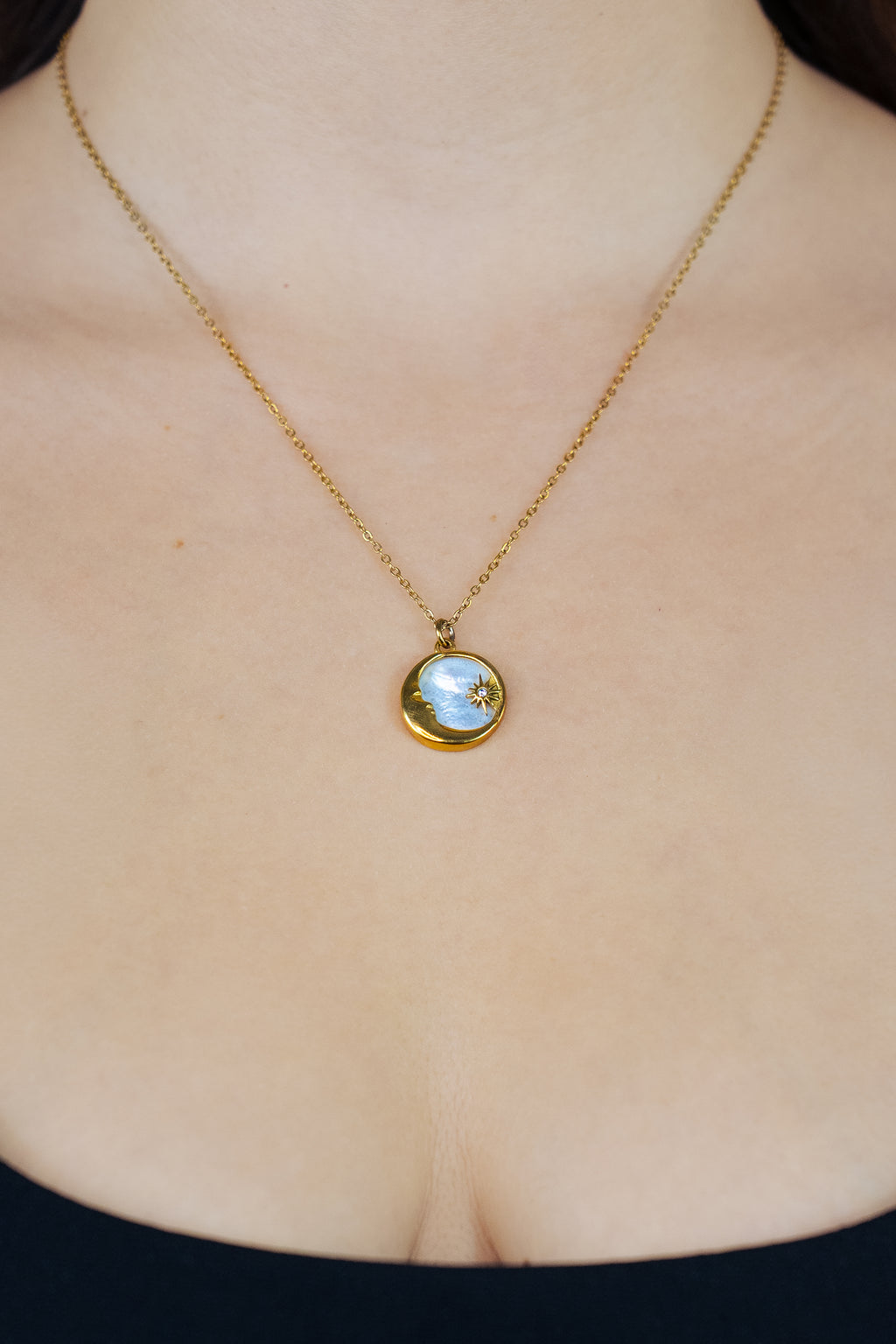 Pendentif collier spirituel Lune or nacre porté sur buste de femme 