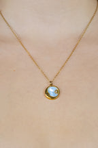 Pendentif collier spirituel Lune or nacre sur buste