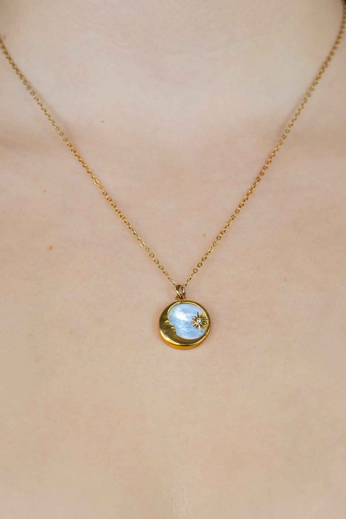 Pendentif collier spirituel Lune or nacre sur buste