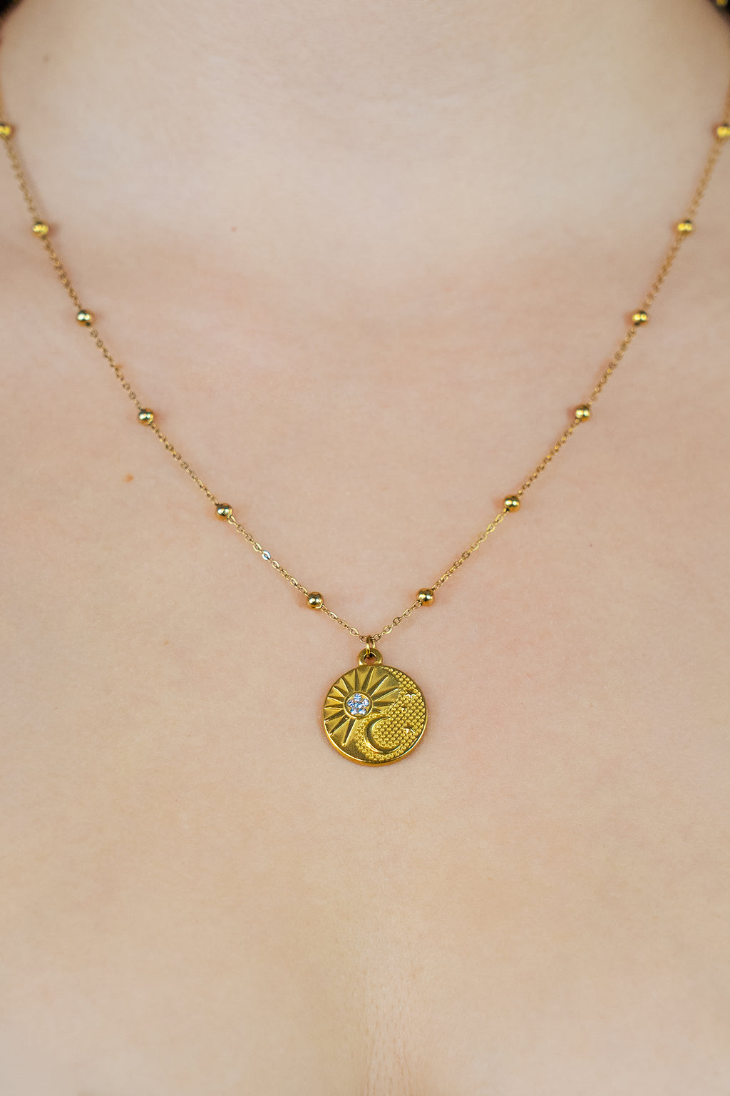 Collier pendentif spirituel rond soleil et lune avec strass en zircon et chaîne avec boules sur buste de femme