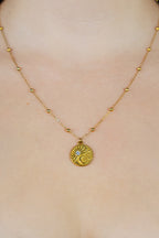 Collier pendentif spirituel rond soleil et lune avec strass en zircon et chaîne avec boules sur buste de femme