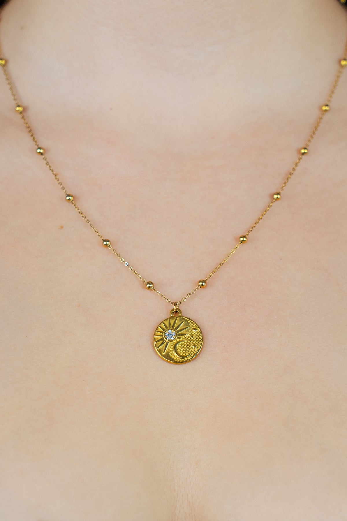 Collier pendentif spirituel rond soleil et lune avec strass en zircon et chaîne avec boules sur buste de femme