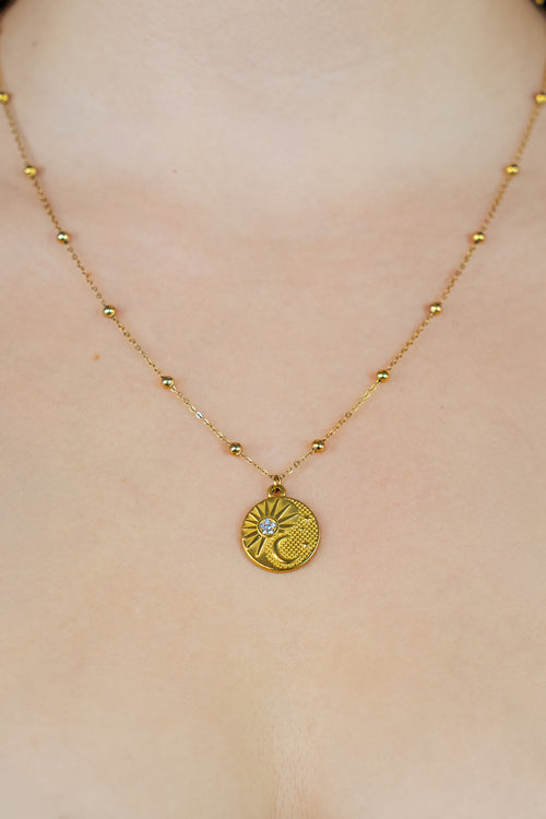 Collier pendentif spirituel rond soleil et lune avec strass en zircon et chaîne avec boules sur buste de femme