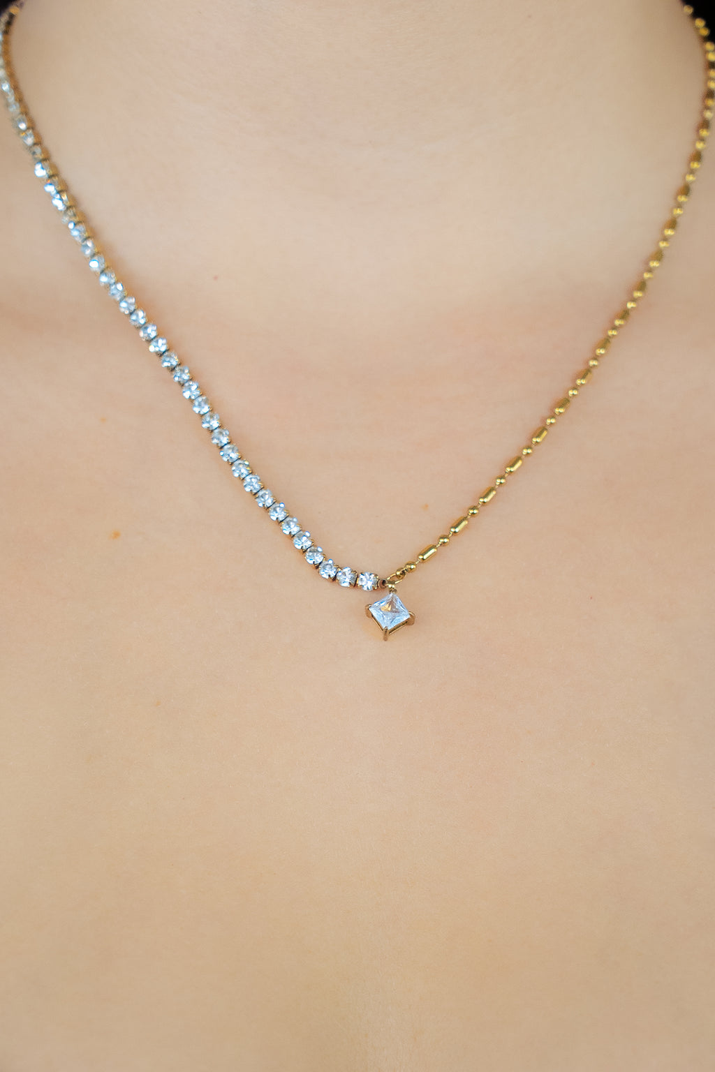 Pendentif collier spirituel strass étoile chaîne strass en zircon et chaîne en or sur buste de femme