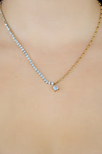 Pendentif collier spirituel strass étoile chaîne strass en zircon et chaîne en or sur buste de femme