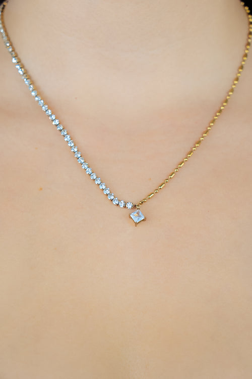 Pendentif collier spirituel strass étoile chaîne strass en zircon et chaîne en or sur buste de femme