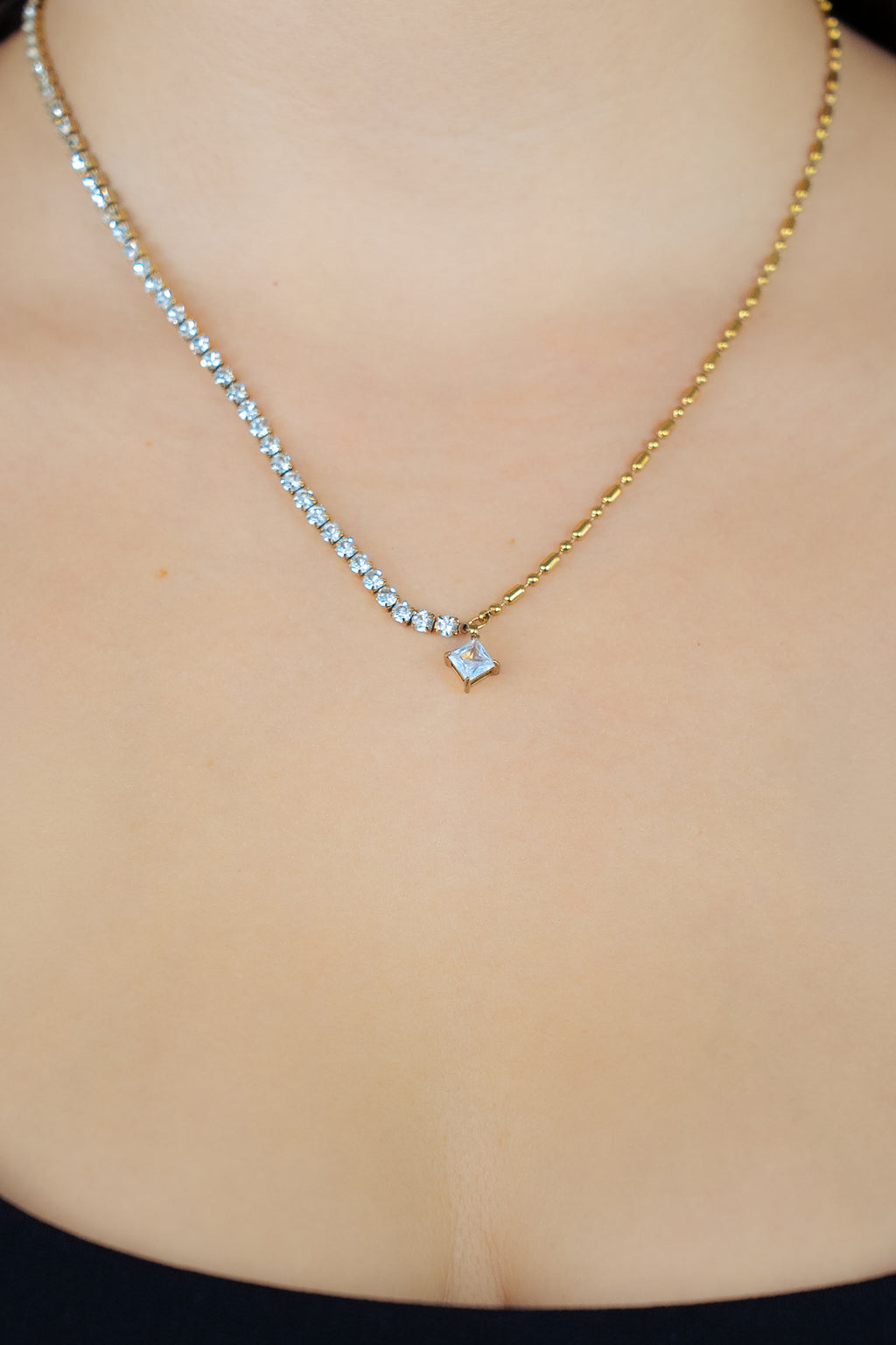 Pendentif collier spirituel strass étoile chaîne strass en zircon et chaîne en or sur buste de femme