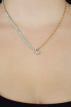 Pendentif collier spirituel strass étoile chaîne strass en zircon et chaîne en or sur buste de femme