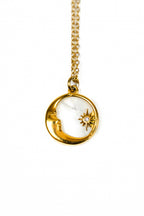 Pendentif collier spirituel Lune or nacre sur fond blanc 
