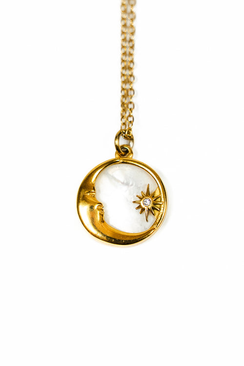 Pendentif collier spirituel Lune or nacre sur fond blanc 