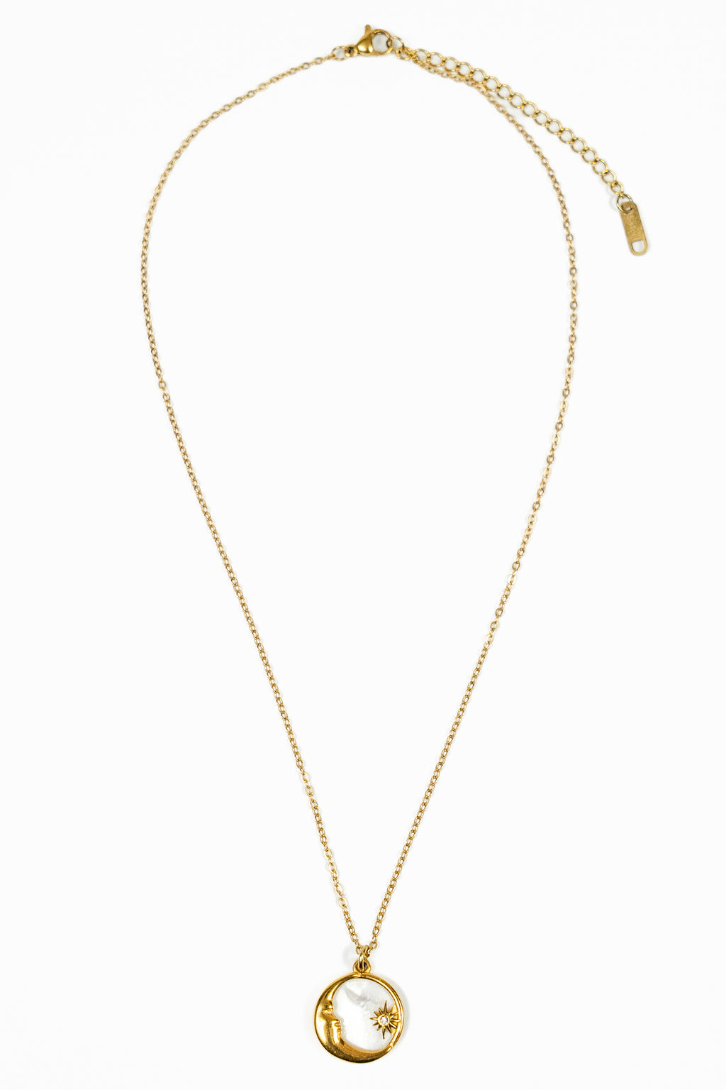 Pendentif collier spirituel Lune or nacre sur fond blanc 