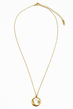 Pendentif collier spirituel Lune or nacre sur fond blanc 