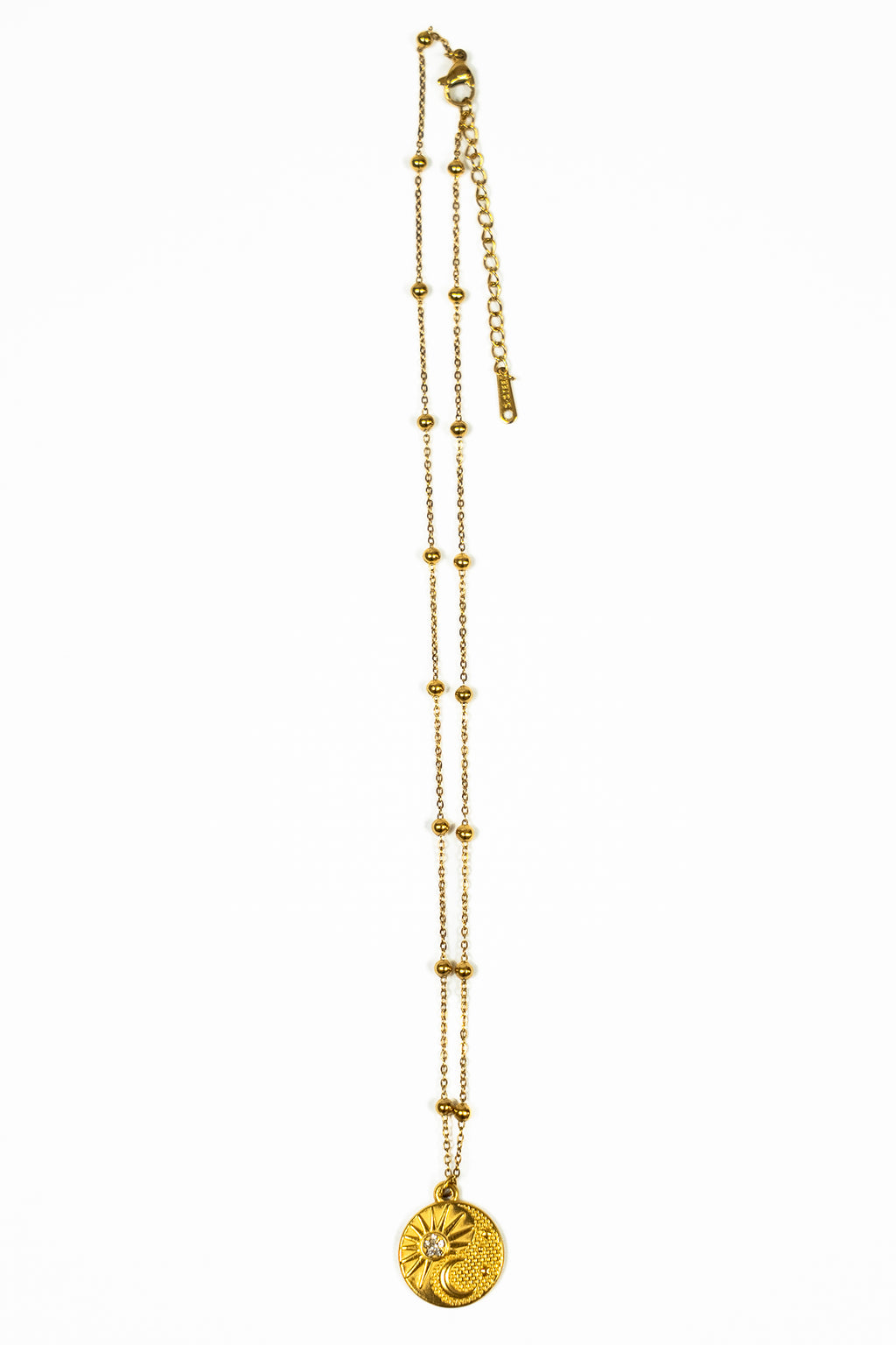 Collier pendentif spirituel rond soleil et lune avec strass en zircon et chaîne avec boules sur fond blanc