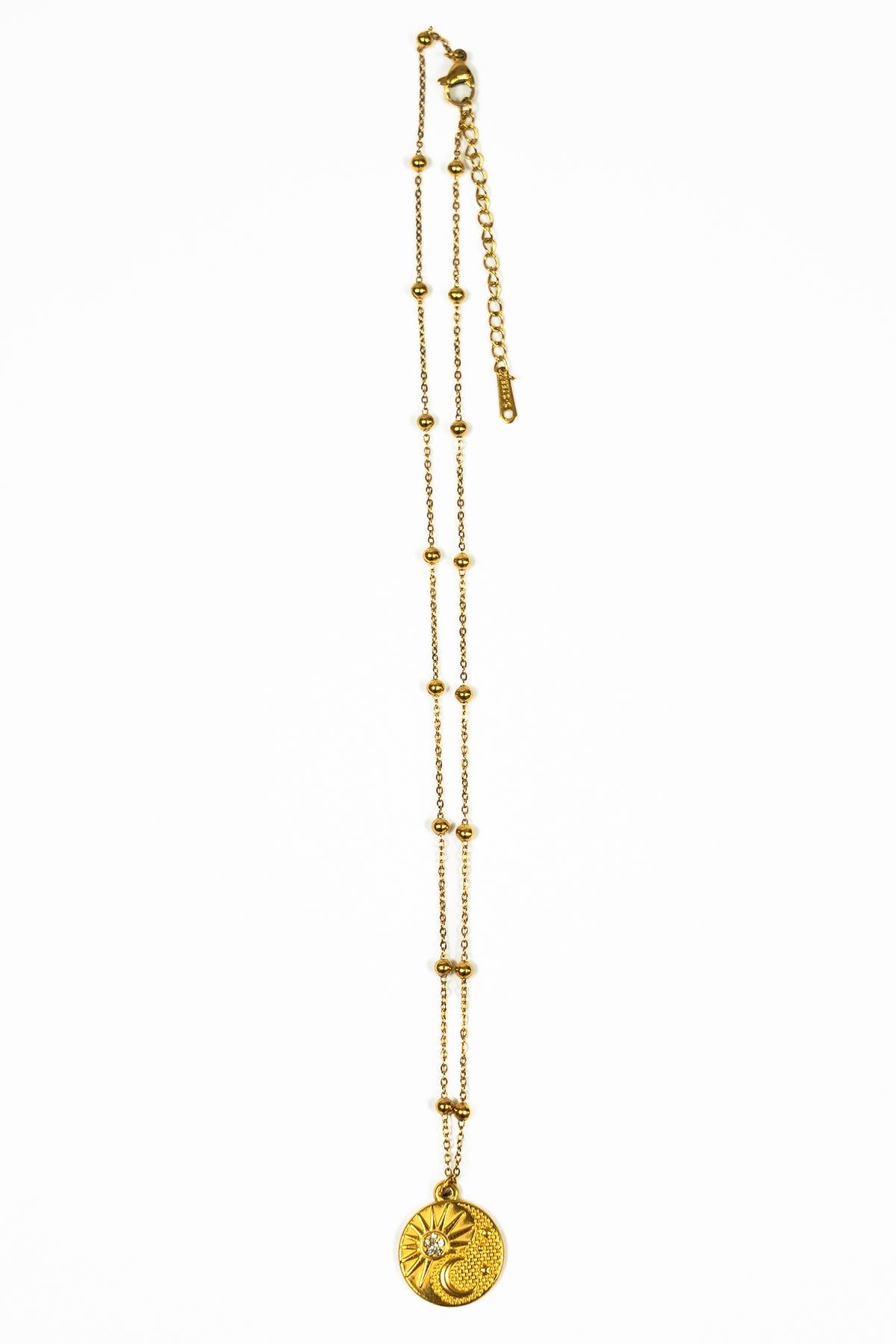 Collier pendentif spirituel rond soleil et lune avec strass en zircon et chaîne avec boules sur fond blanc