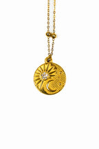 Collier pendentif spirituel rond soleil et lune avec strass en zircon et chaîne avec boules sur fond blanc