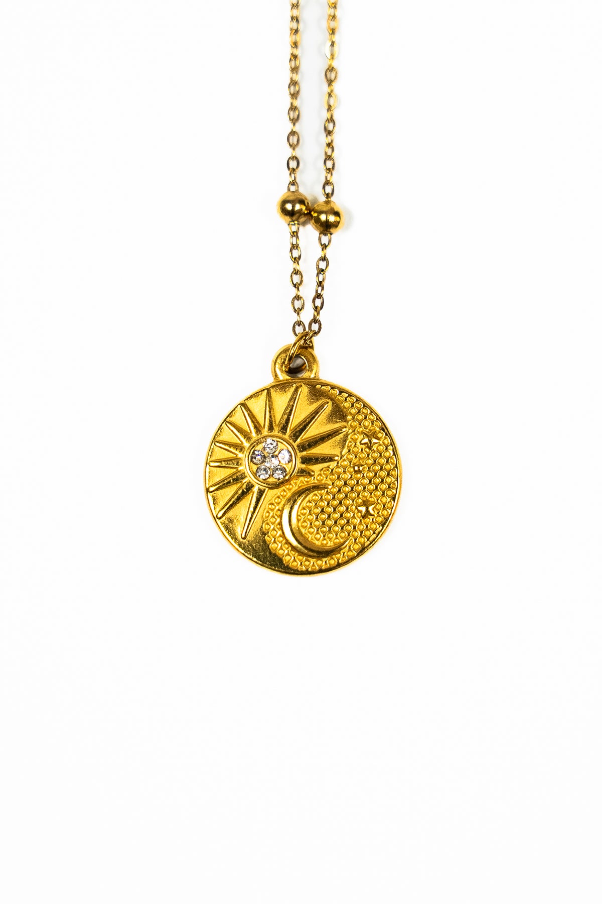 Collier pendentif spirituel rond soleil et lune avec strass en zircon et chaîne avec boules sur fond blanc