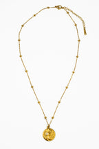 Collier pendentif spirituel rond soleil et lune avec strass en zircon et chaîne avec boules sur fond blanc