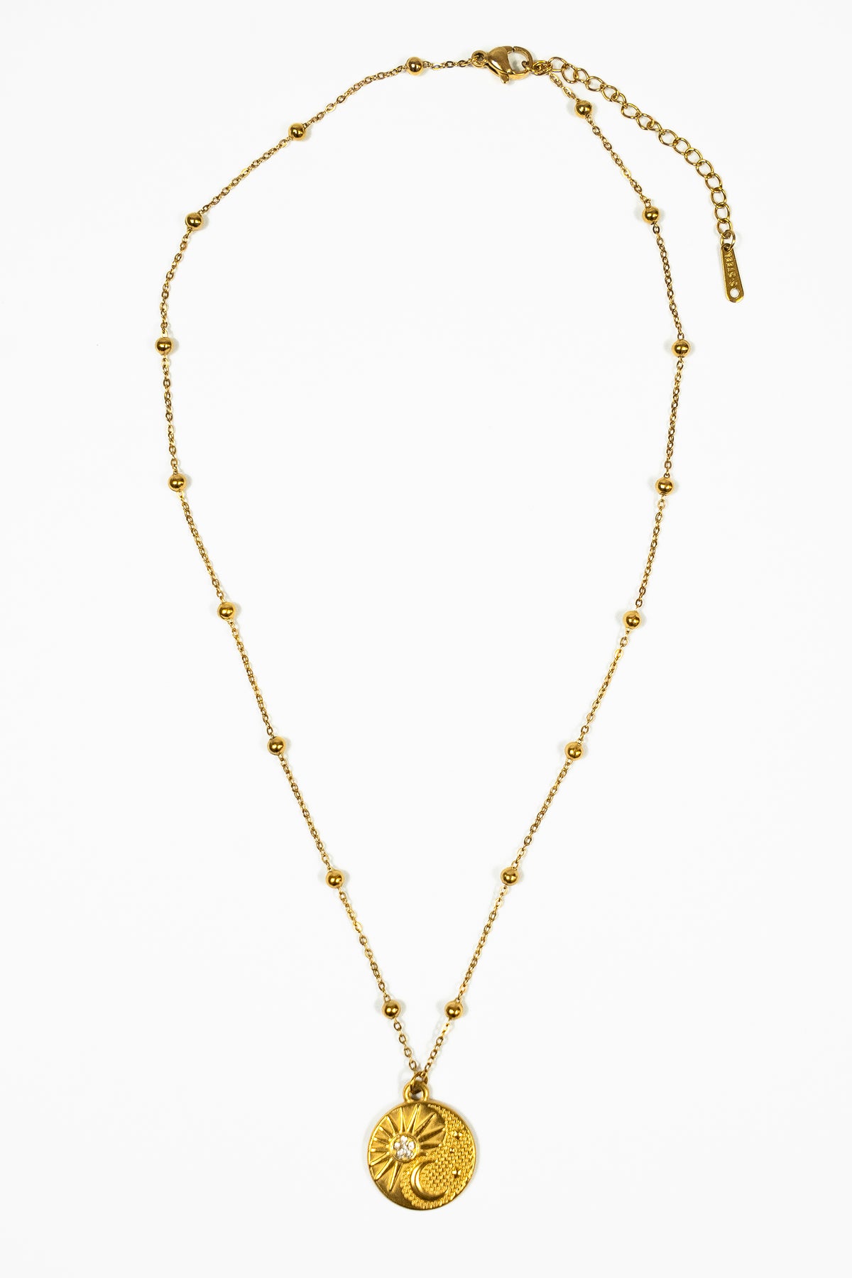 Collier pendentif spirituel rond soleil et lune avec strass en zircon et chaîne avec boules sur fond blanc