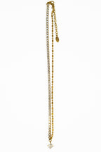 Pendentif collier spirituel strass étoile chaîne strass en zircon et chaîne en or sur fond blanc