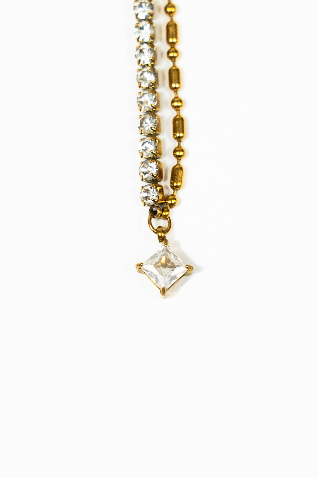 Pendentif collier spirituel strass étoile chaîne strass en zircon et chaine en or sur fond blanc