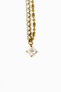Pendentif collier spirituel strass étoile chaîne strass en zircon et chaine en or sur fond blanc