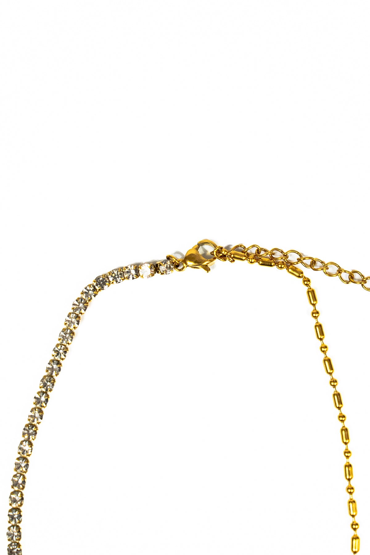 Fermoir chaine en strass et en or sur fond blanc