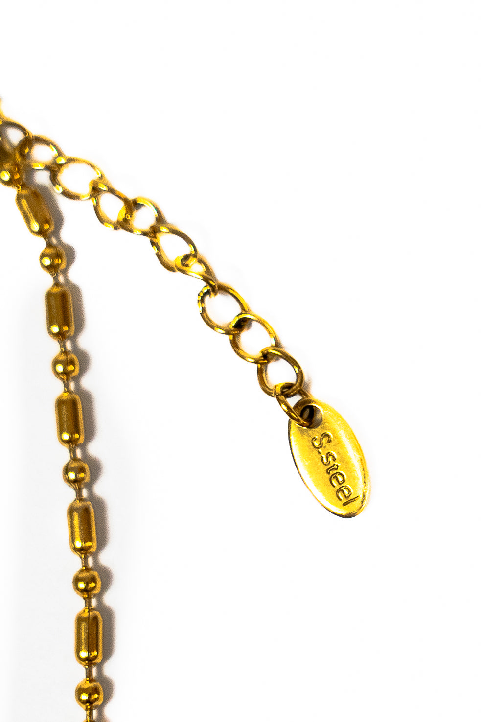 Pendentif stainless steel chaine en or sur fond blanc