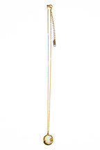 Pendentif collier spirituel Lune or nacre sur fond blanc 